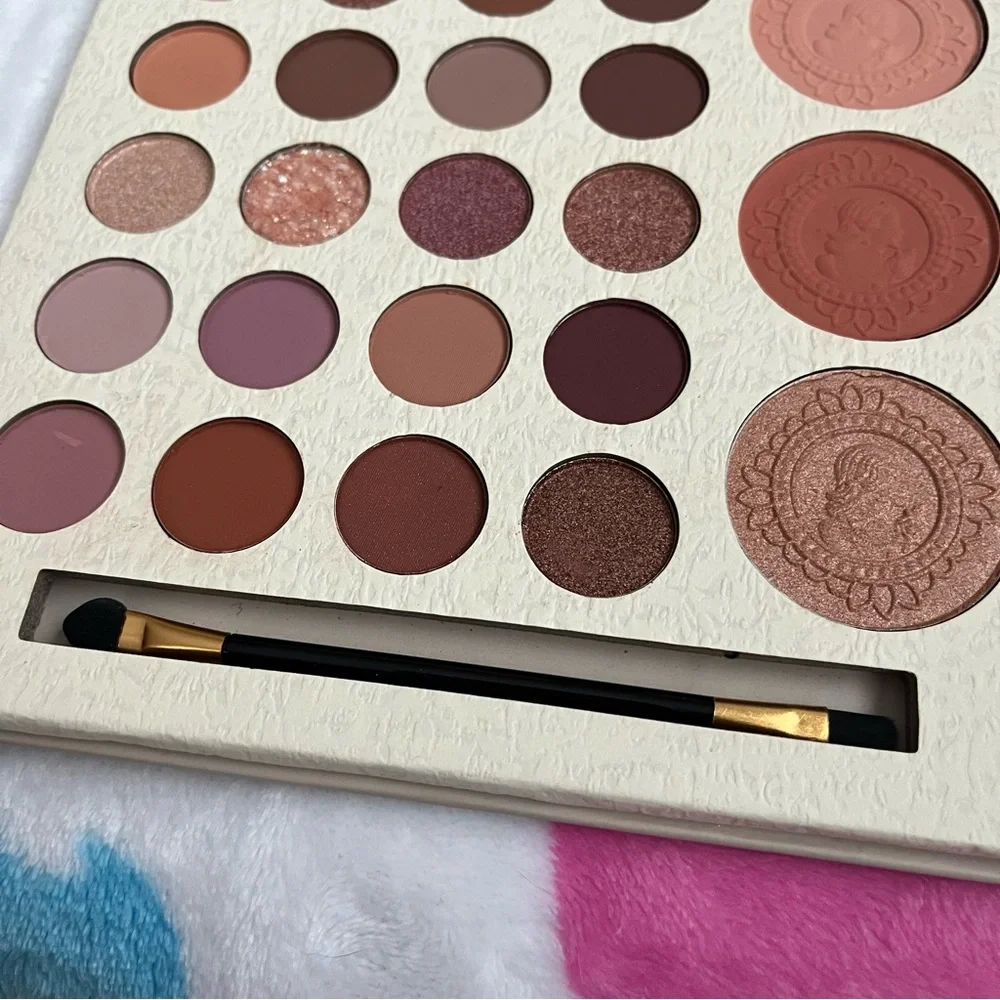 Eyeshadow and Face Palette 20 Eyeshadows, 2 Blushes, 1 Highlight